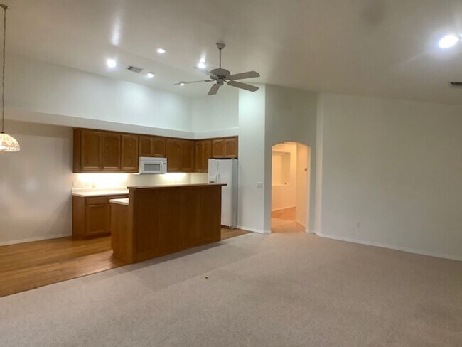 Foto del edificio - Three bedroom home in gated Alder Creek Community! | Available December