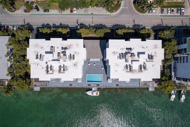 Building Photo - 10000 W Bay Harbor Dr