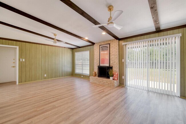Foto del edificio - 2306 Berry Hill Cir