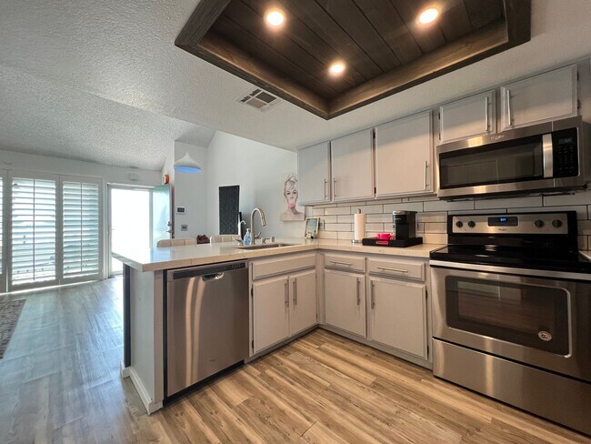 Building Photo - AVAILABLE NOW! 1 Bedroom 1 Bathroom UPPER ...