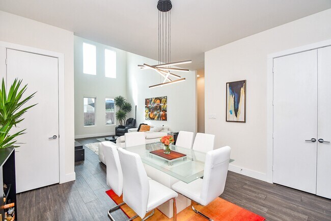 Building Photo - 5519 Paraiso Pl