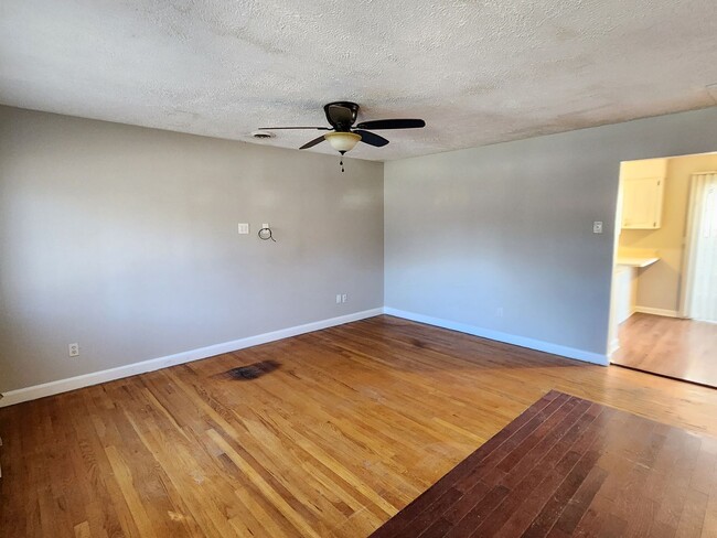 Building Photo - Charming 2-bedroom, 1.5-bath home