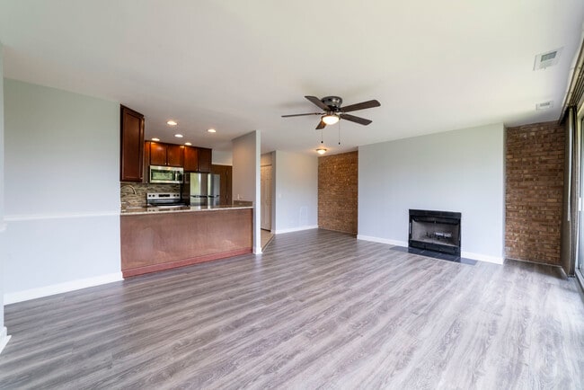 Building Photo - 6020 Oakwood Dr