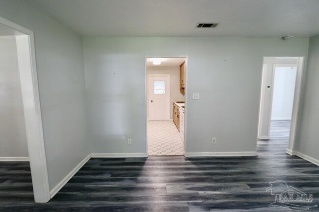 Building Photo - 10 Bertram St