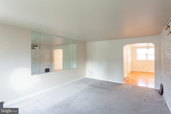 Building Photo - 607 Crescent Dr