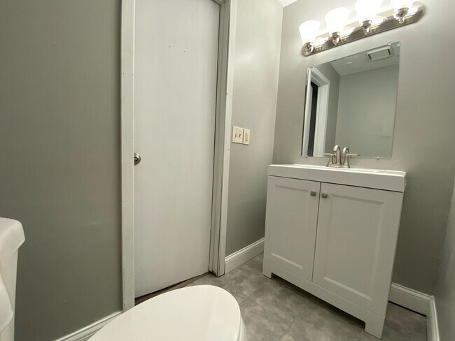 Building Photo - Amazing 4 Bedroom 1 Bath Home!!