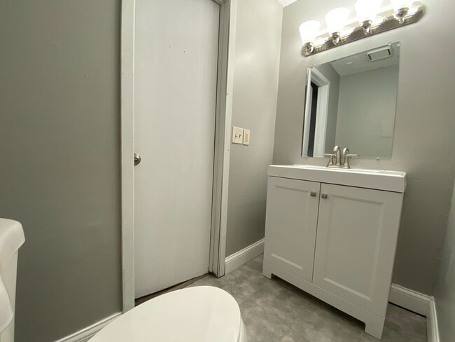 Building Photo - Spacious 4 Bedroom 1.5 Bathroom Townhome in Minneapolis!