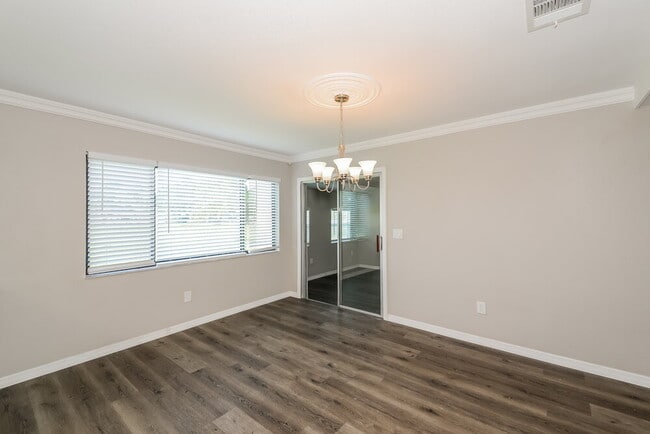 Foto del edificio - 5362 Trekell St