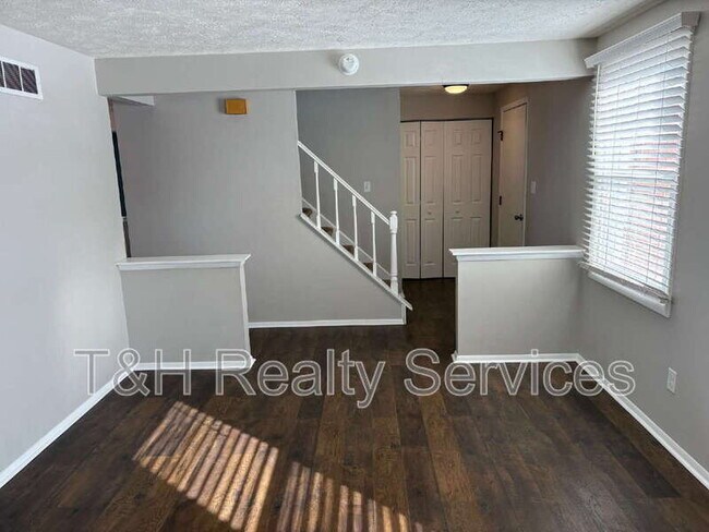 Foto del edificio - 1328 Dogwood Ct