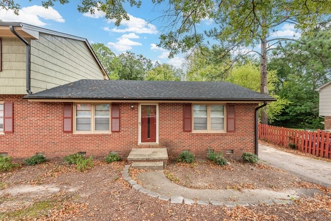 Foto del edificio - Renovated 2 bedroom townhome 5 miles from downtown Raleigh!