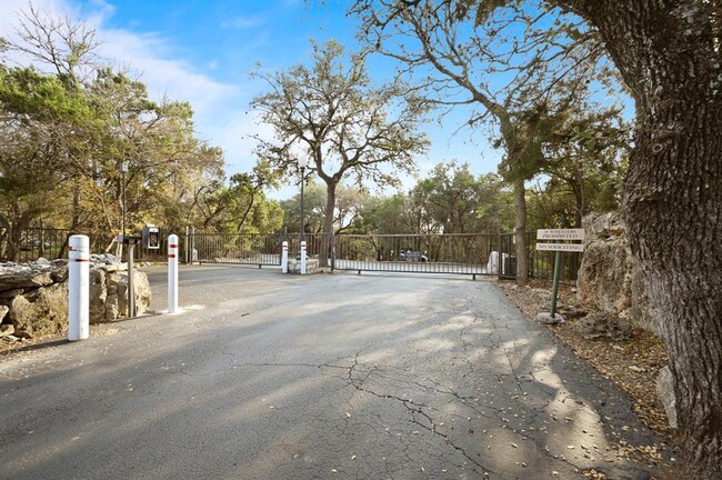 Building Photo - 4711 Spicewood Springs Rd