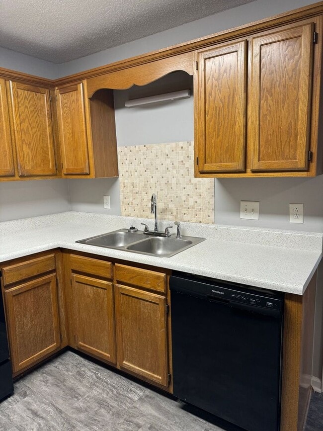 Building Photo - Minutes from Post, shopping, and local parks. 3 bed/2 bth, 1200 sq.ft, fenced backyard!