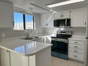 Building Photo - 1075 1400 W St