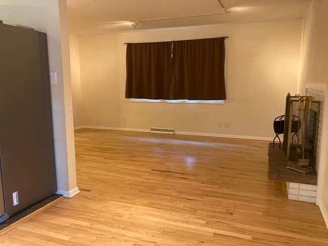 Building Photo - Huge 5BR, large yard, fireplace, big rooms...