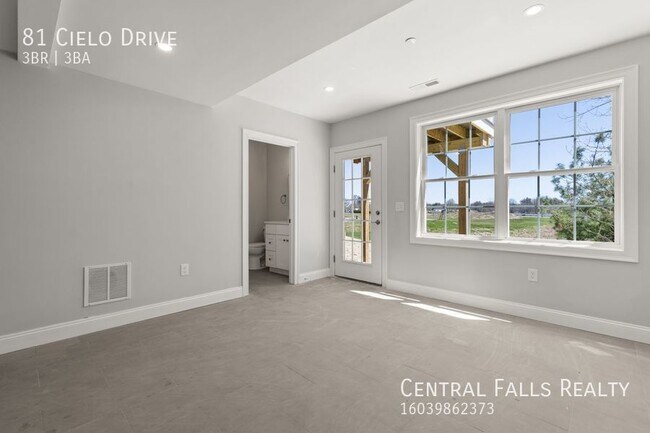 Building Photo - Brand New Townhouses! Available now !