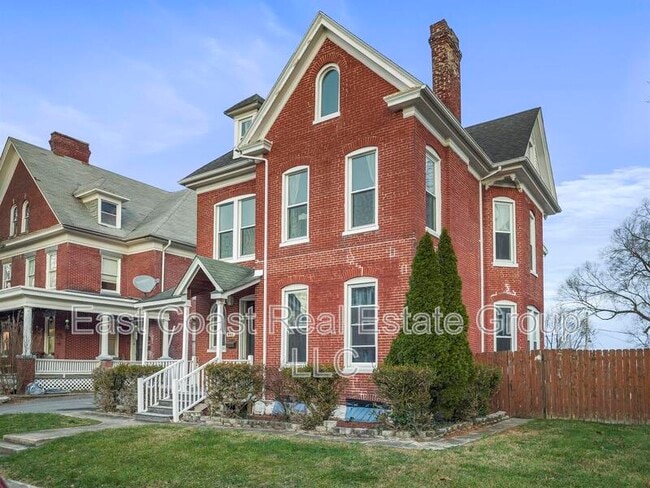 Building Photo - 448 Summit Ave