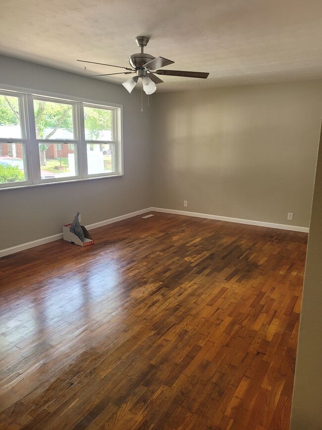 Building Photo - SPECIAL OFFER HALF OFF FIRST MONTHS RENT!!!!! AVAILABLE NOW!!!!