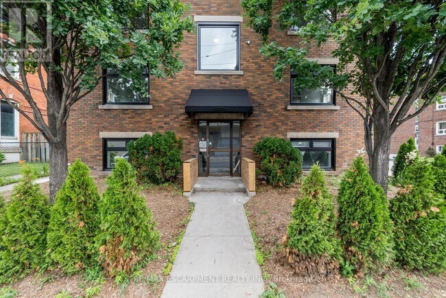 Photo du bâtiment - 127-127 Victoria Ave S