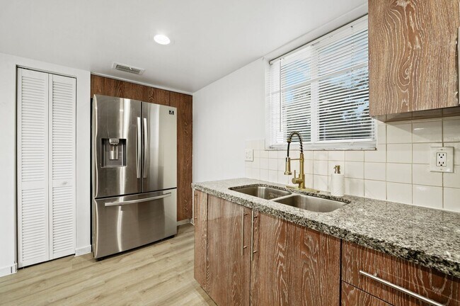 Foto del edificio - Newly Renovated 2 bed and 3 bath Townhome ...