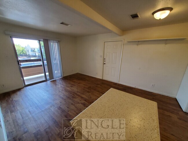 Foto del edificio - 700 North LBJ Drive