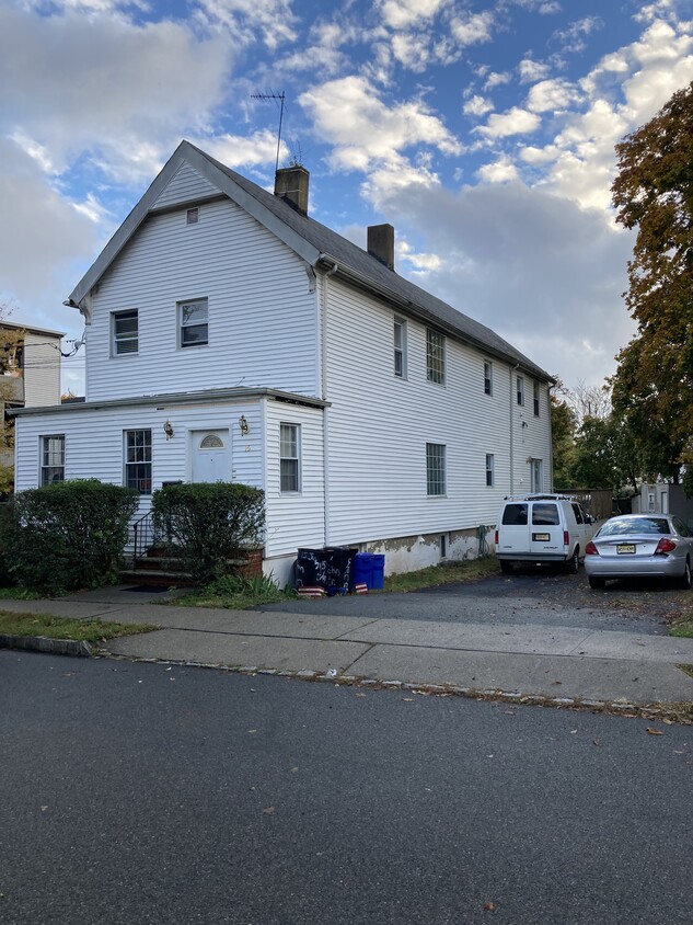 Front entrance/Driveway - 15 John St