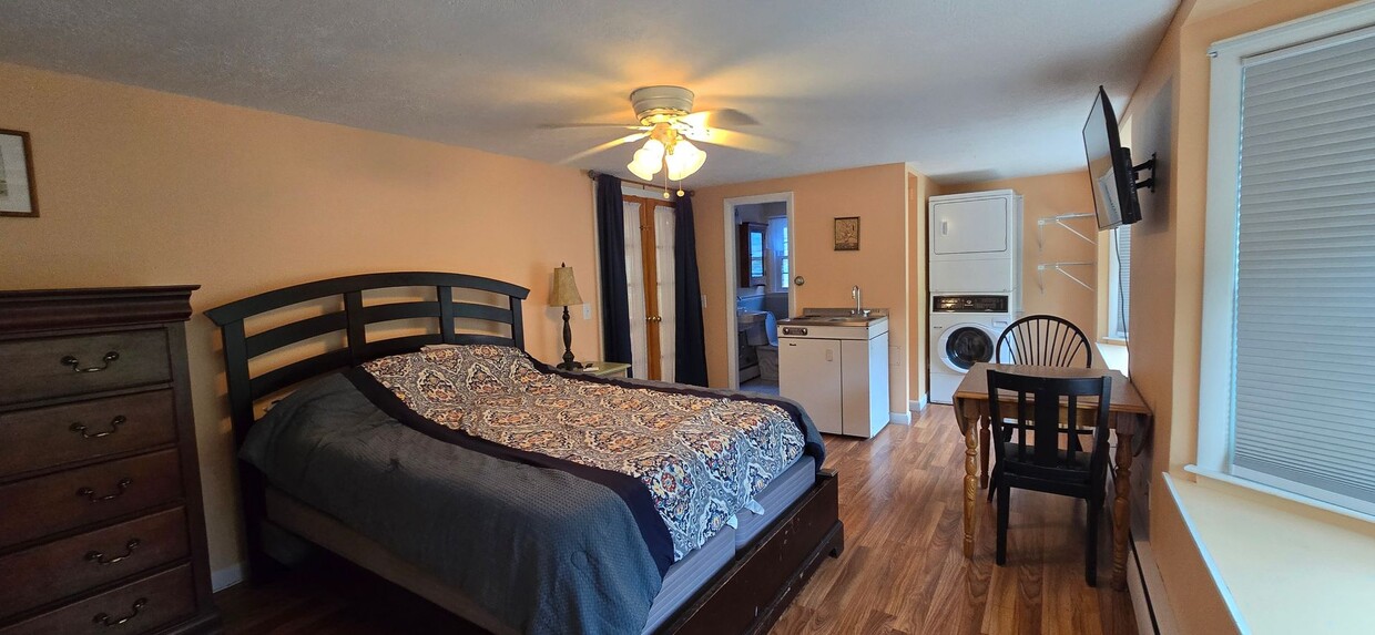 Building Photo - A cozy Studio unit at a multi unit Condomi...