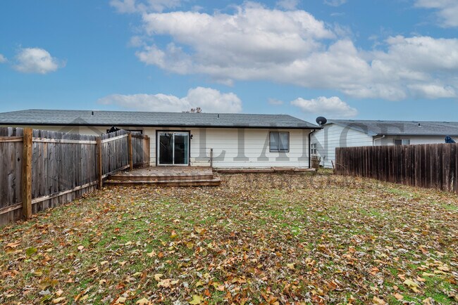 Foto del edificio - 8710 Lakeland Cir