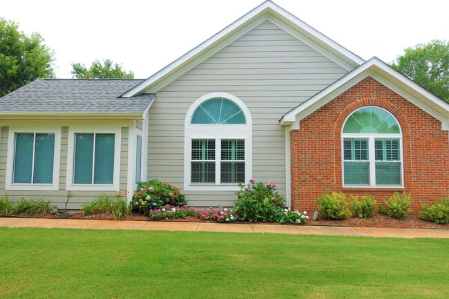 Building Photo - 303 Heritage Club Dr