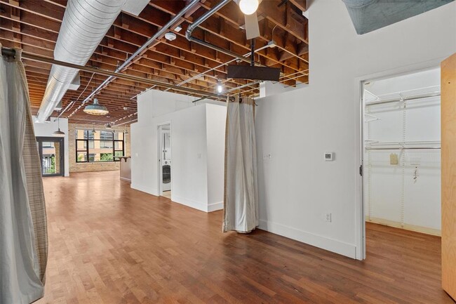 Building Photo - 411 Brazos St