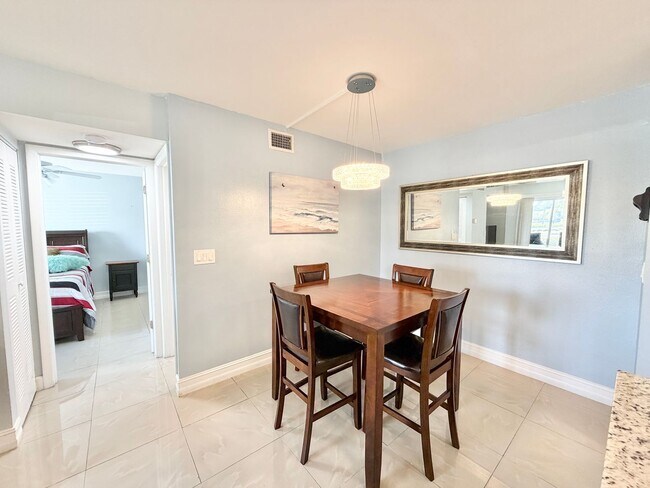 Foto del edificio - ** GRANADA LAKES ** 1 BED / 1 BATH CONDO - GREAT LOCATION - SMALL PET OK! - ANNUAL RENTAL