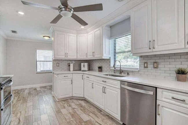 Building Photo - 115 NE 18th St