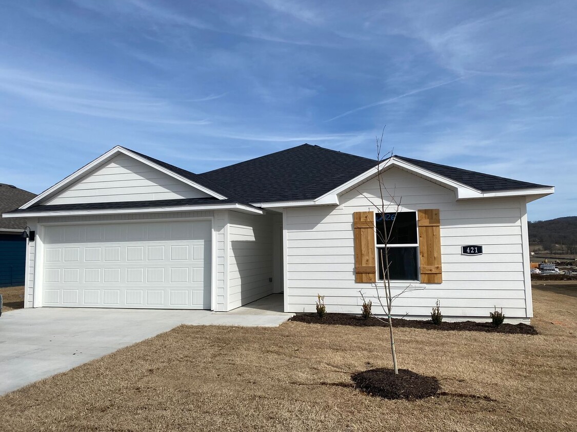 Foto principal - Be the first to lease this BRAND NEW HOME ...