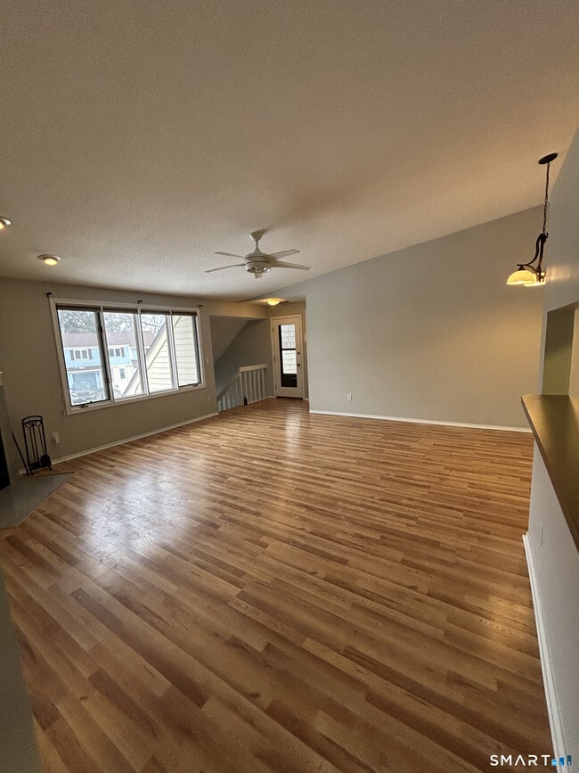 Building Photo - 90 Little Oak Ln