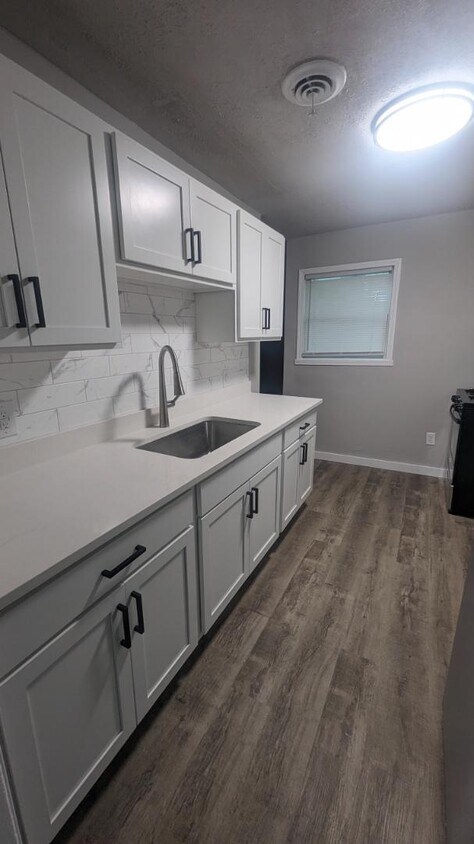 Foto principal - 242 N Illinois St