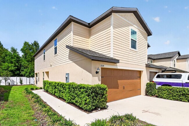 Foto del edificio - 3BR Townhome in Tavares with Open Floor Plan & Community Playground