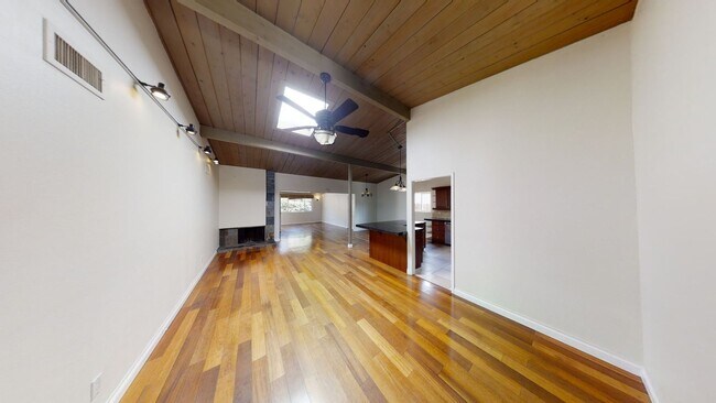 Building Photo - Spacious, Private! Great Yard! 4BD/2BA
