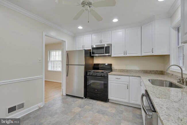 Foto del edificio - 7916 Bainbridge Rd
