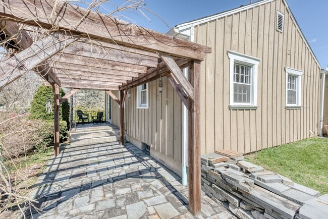 Building Photo - 65 Tyler Lake Heights Rd