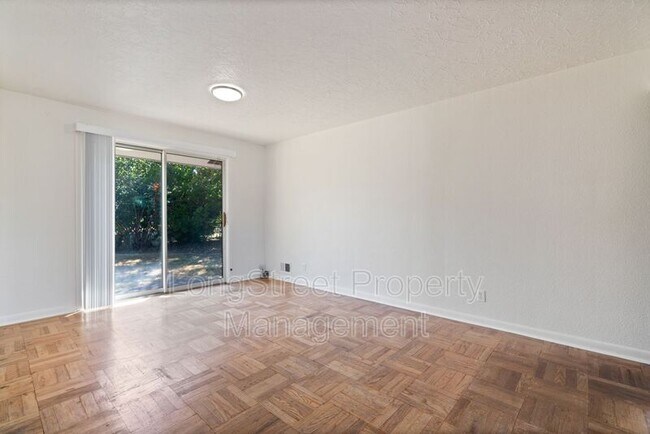 Foto del edificio - 1457 Lake Dr
