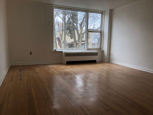 Photo du bâtiment - Large One Bedroom - Lake Ontario View