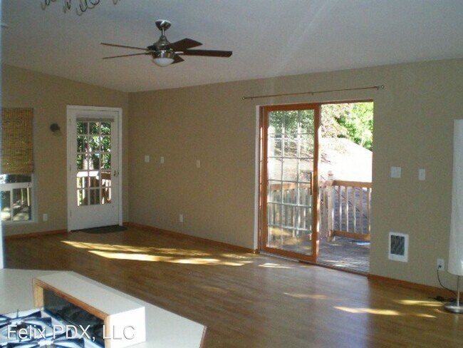 Building Photo - 1 br, 1 bath Apartment - 3440 SW Falcon St.