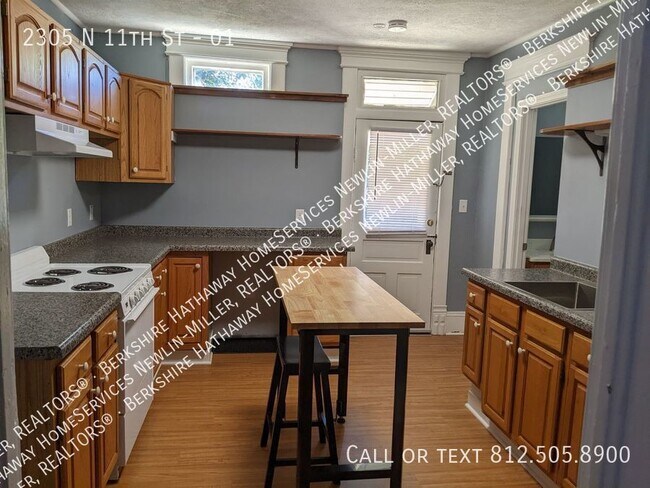 Building Photo - Collett Park Area -2 Bedroom Lower Apartme...