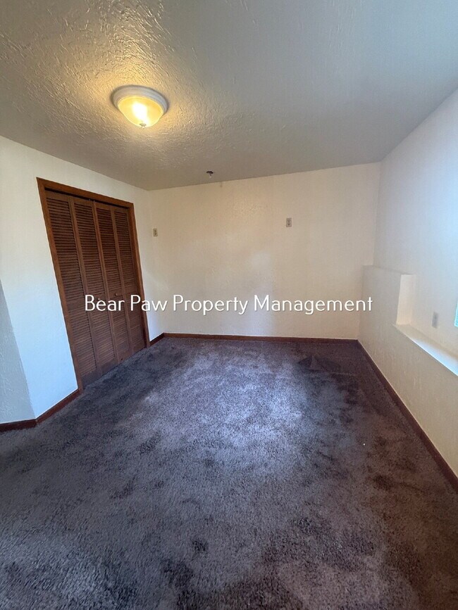Foto del edificio - One Bedroom, plus Office Duplex in North Evergreen that includes Utilities!
