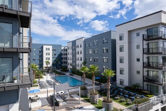 Building Photo - MAA 220 Riverside