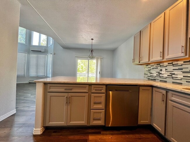Building Photo - 3 Bed, 3 Bath Townhome in Fort Collins!