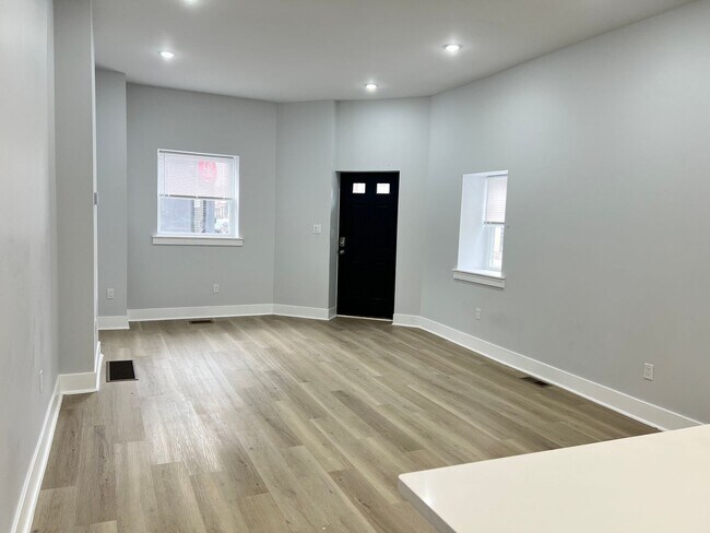 Foto del edificio - Renovated 4bd/2 bath House with Rear yard!! SECTION 8 ONLY!!