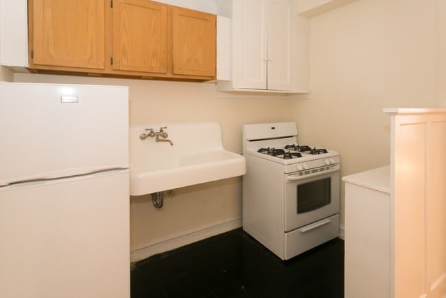 Building Photo - 1211 W Elmdale Ave