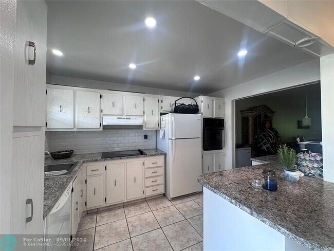 Building Photo - 607 S State Rd 7