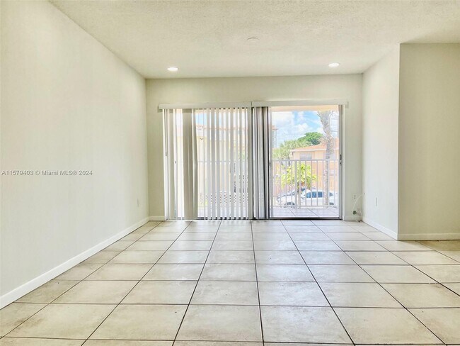 Foto del edificio - 4544 NW 79th Ave