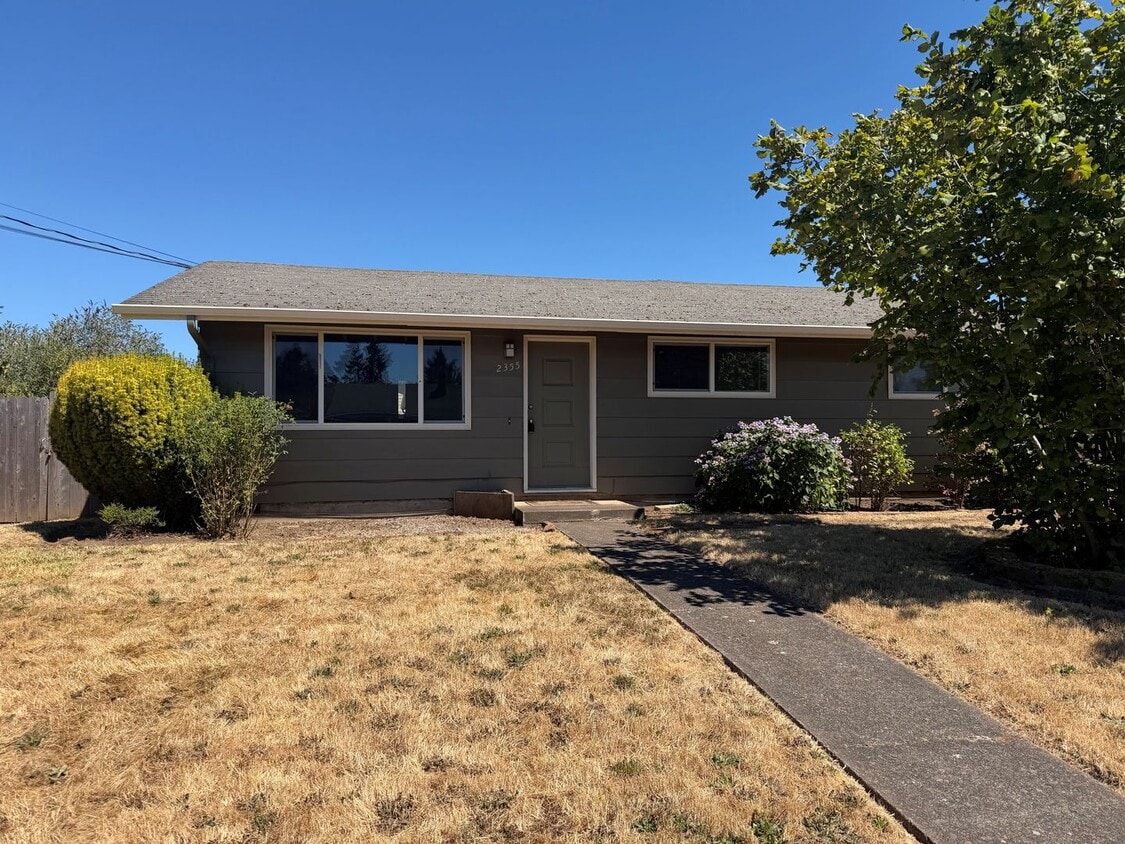 3-bedroom, 1 bath duplex with garage! - 3-bedroom, 1 bath duplex with garage!
